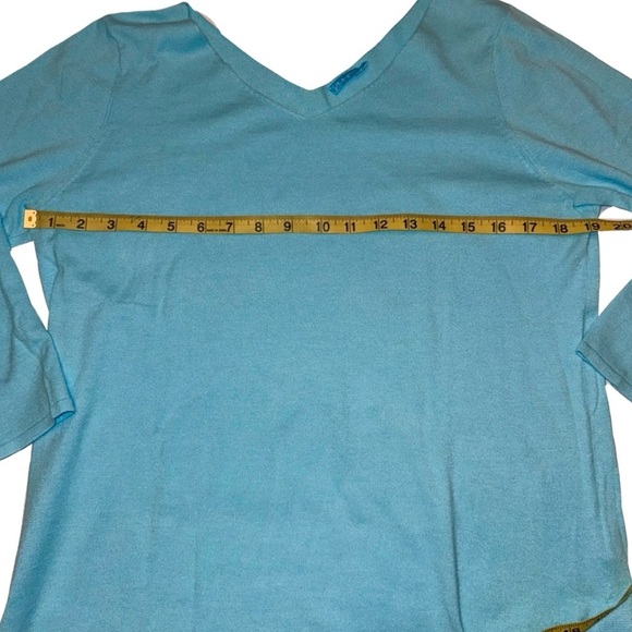 J. McLaughlin Women’s Double V Lightweight Sweater Teal Med Excellent Condition - Picture 5 of 5